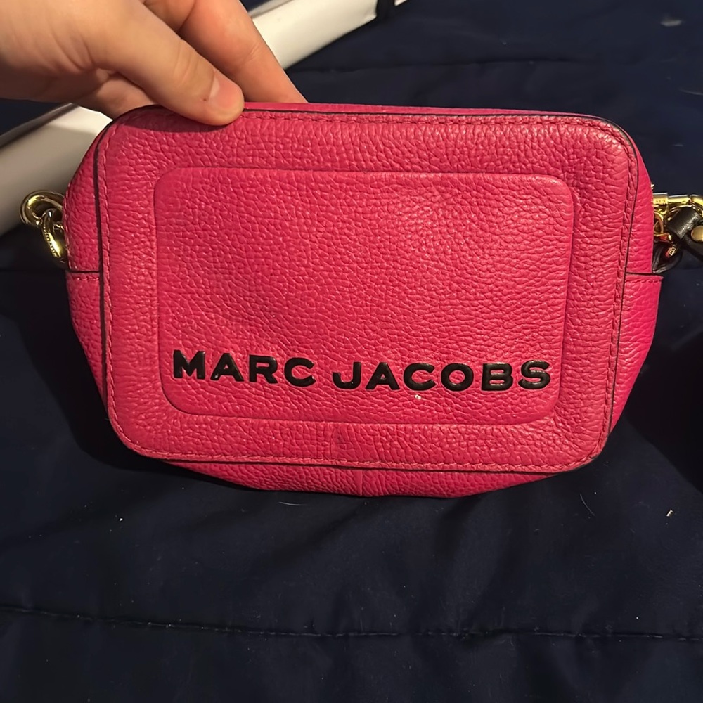 neon pink marc jacob’s crossbody